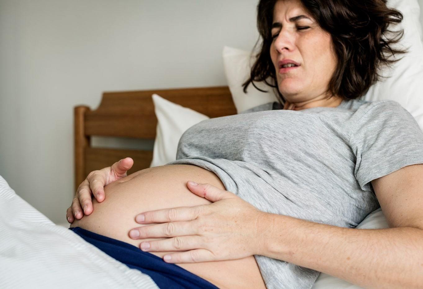 mom-uncomfortable-experiencing-braxton-hicks-contractions