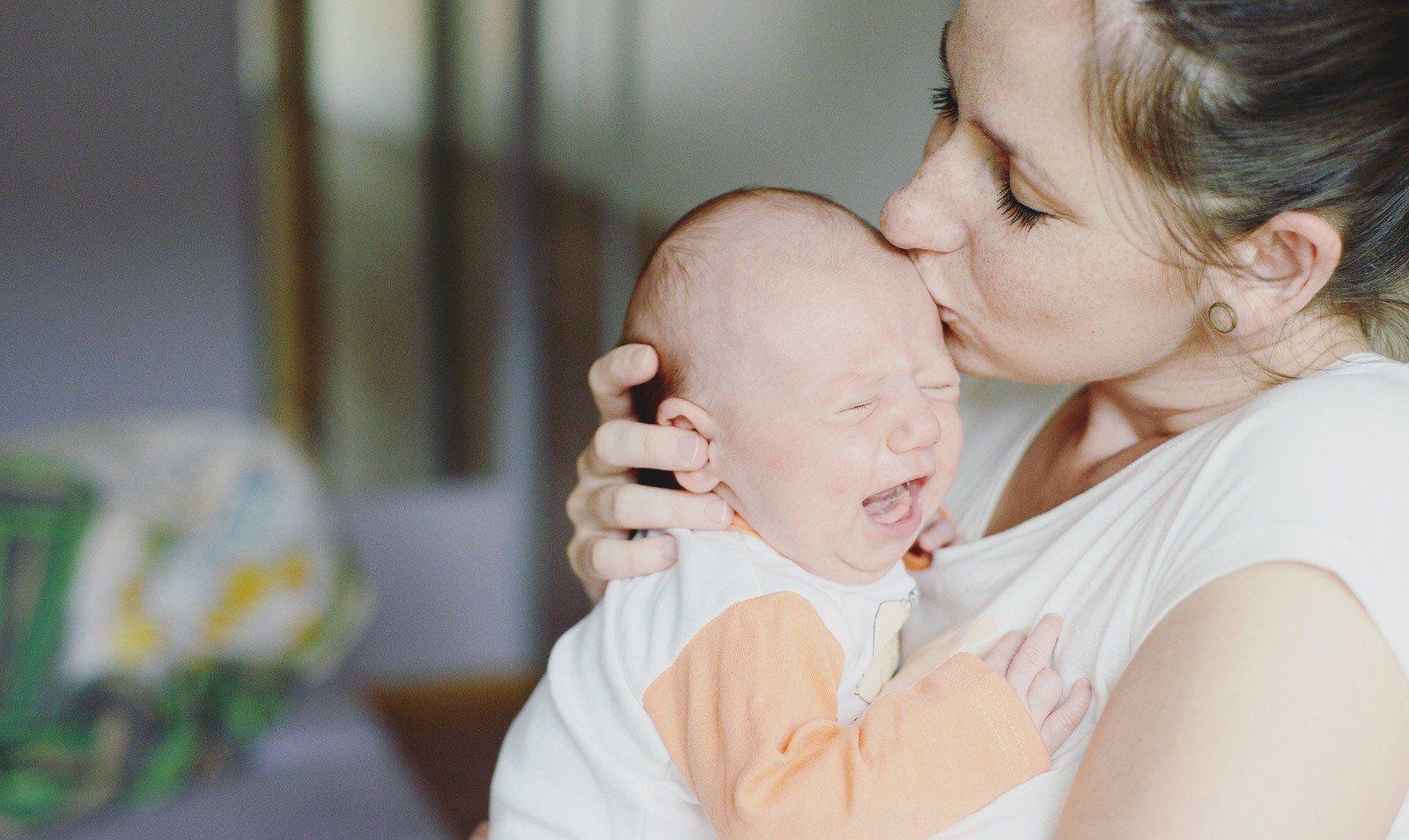 colic symptoms baby crying